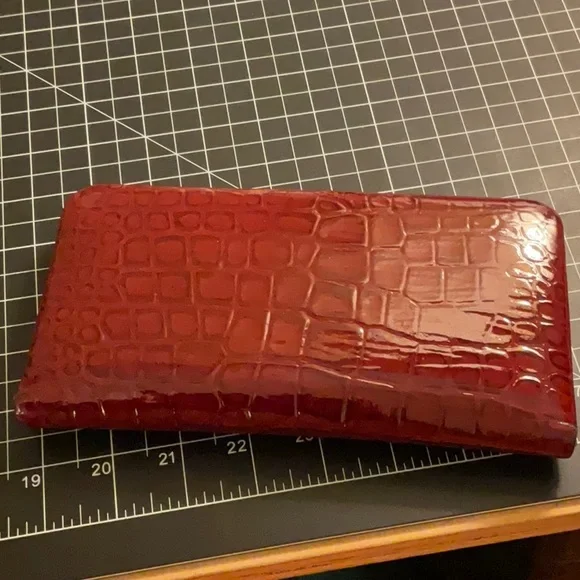 Lodis - Elegant Burgandy Crocodile Embossed Wallet - Picture 5 of 6